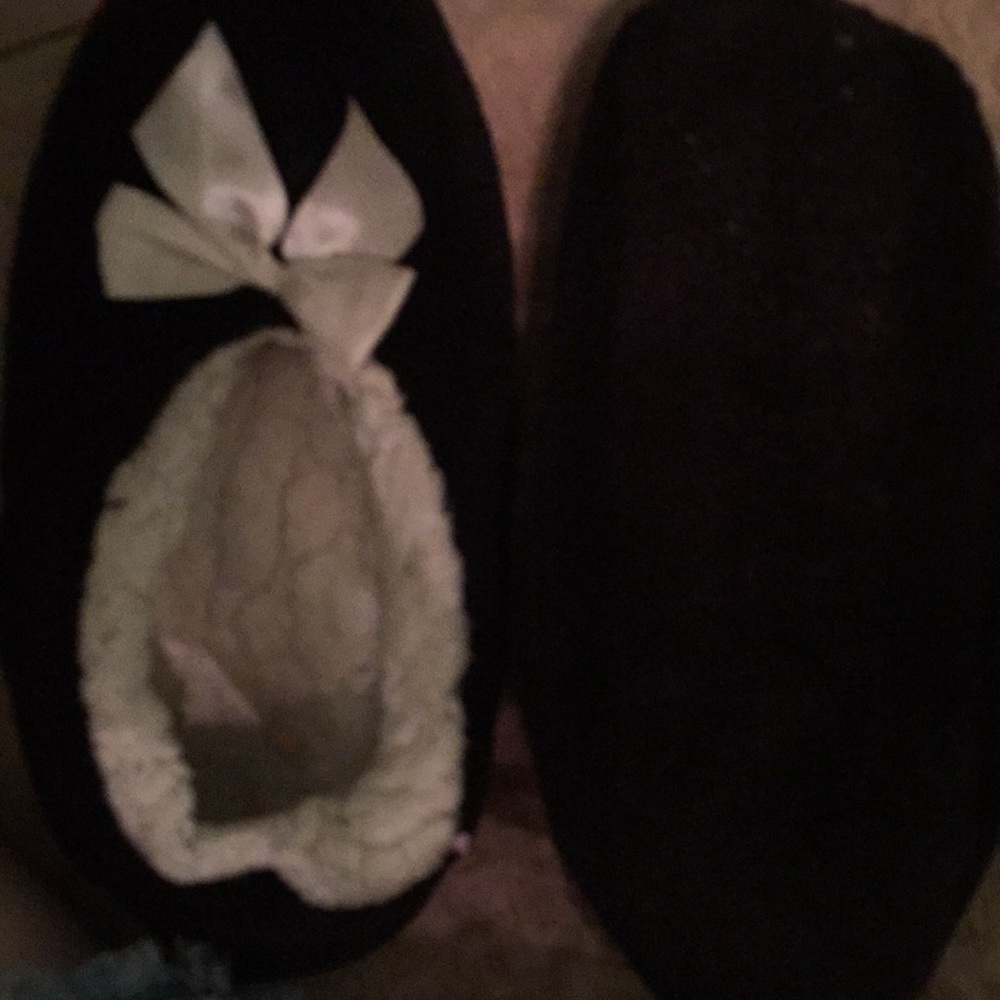 Roxy black and white bed slippers